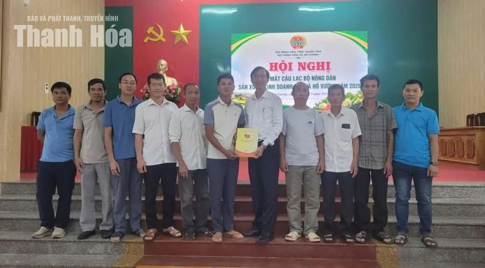 Đại diện Hội Nông dân xã trao Quyết định thành lập Câu lạc bộ nông dân sản xuất, kinh doanh giỏi.