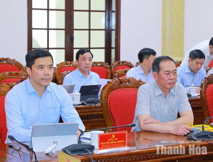 Phó Bí thư Thường trực Tỉnh ủy Nguyễn Hồng Phong và Phó Bí thư Tỉnh ủy Trịnh Tuấn Sinh dự hội nghị.