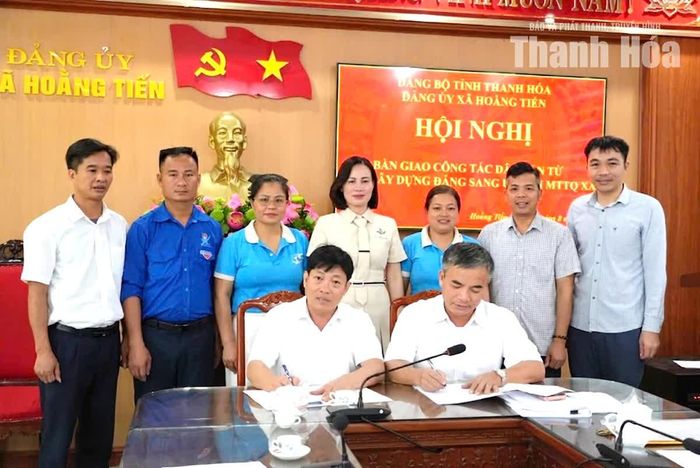 Ban Xây dựng Đảng bàn giao chức năng, nhiệm vụ tham mưu về công tác dân vận cho Ủy ban MTTQ xã.