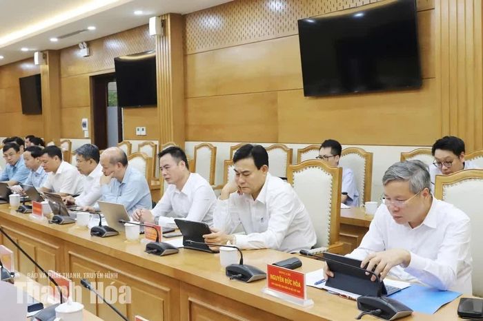Các thành viên đoàn giám sát tại buổi làm việc.