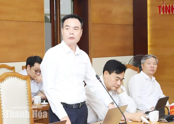 Thành viên đoàn giám sát phát biểu ý kiến tại buổi làm việc.