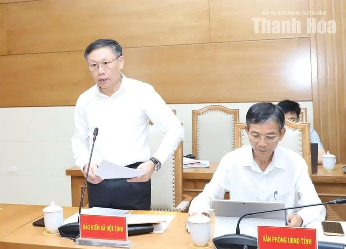 Giám đốc BHXH tỉnh Nguyễn Khắc Tuấn báo cáo tình hình thực hiện chính sách BHXH, BHYT, BHTN trên địa bàn.