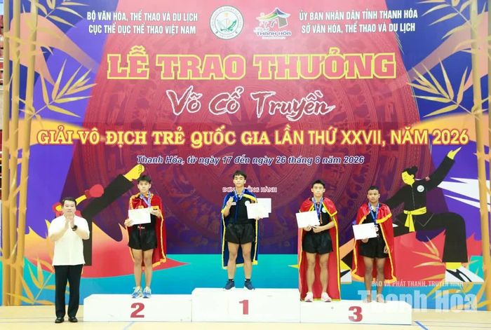 Chủ tịch Liên đoàn Võ thuật Cổ truyền Việt Nam Nguyễn Ngọc Anh trao giải nội dung đối kháng, hạng cân 60-64kg nam. Võ sĩ Nguyễn Chí Đạt (Thanh Hóa) giành HCV.