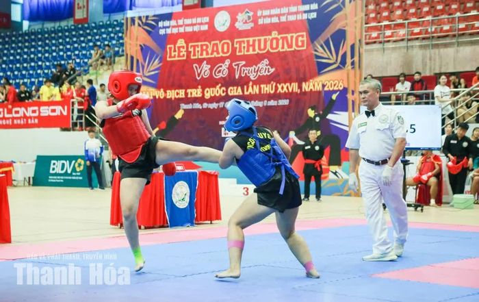 Võ sĩ Bùi Phương Thảo (giáp đỏ) của Thanh Hóa thi đấu chung kết nội dung đối kháng hạng cân 64-68kg nữ.