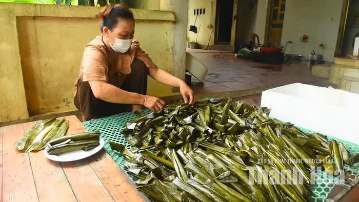 Khi bánh chín, lớp lá dong chuyển màu, hương thơm của gạo quyện cùng mùi lá, thịt và hành lan tỏa.