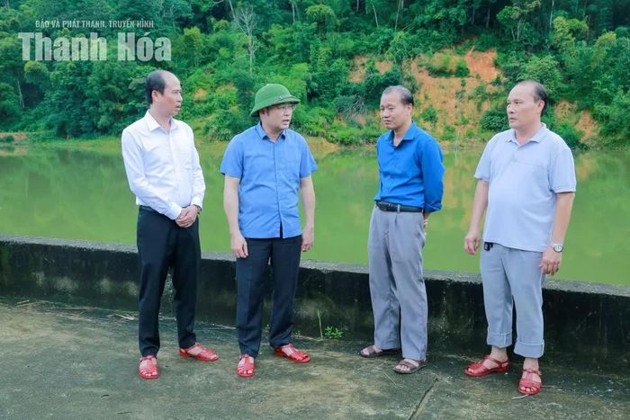 Phó Chủ tịch UBND tỉnh Cao Văn Cường cùng đoàn công tác kiểm tra khu vực hồ Pen Chim, xã Cẩm Thạch.