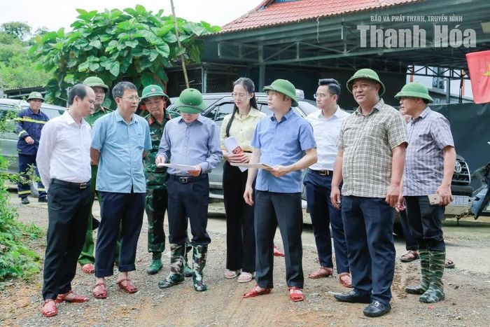 Phó Chủ tịch UBND tỉnh Cao Văn Cường cùng đoàn công tác kiểm tra vị trí khu tái định cư thôn Cò Luyện, xã Điền Lư.