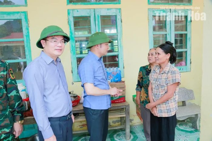 Phó Chủ tịch UBND tỉnh Cao Văn Cường động viên người dân thôn Cả, xã Bá Thước đang sơ tán tại khu vực trường học.