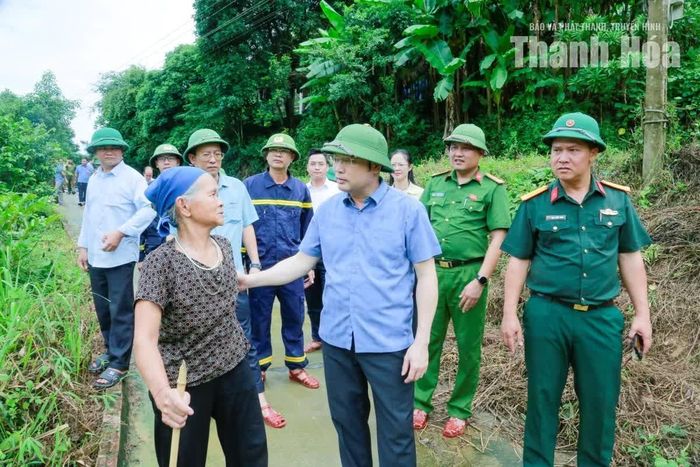 Phó Chủ tịch UBND tỉnh Cao Văn Cường thăm hỏi, động viên người dân thôn Cò Luyện, nơi có nguy cơ cao bị ảnh hưởng do sạt lở đất.