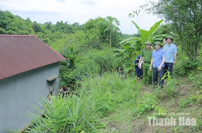 Phó Chủ tịch UBND tỉnh Cao Văn Cường kiểm tra khu vực sạt lở núi tại thôn Cò Luyện, xã Điền Lư.