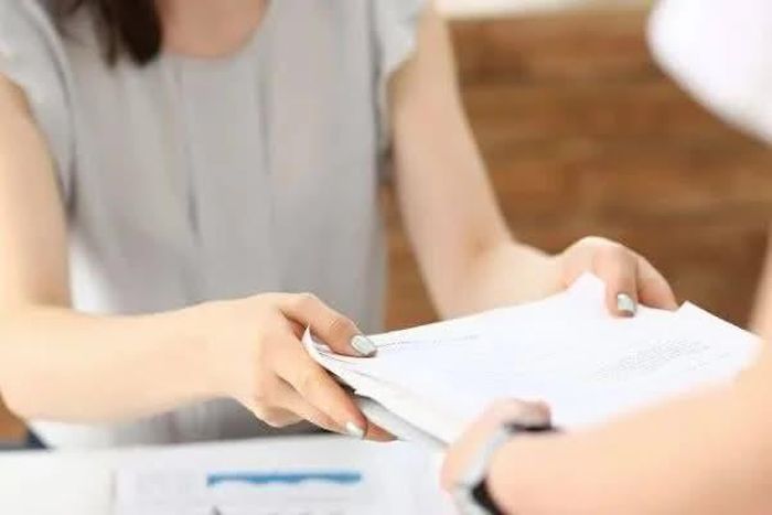 Ảnh minh họa nhân viên bàn giao hồ sơ tài liệu cho người tiếp nhận