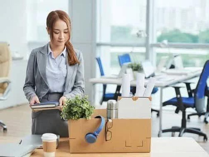 Ảnh minh họa nhân viên rà soát công việc trước khi nghỉ việc