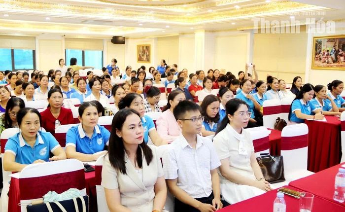 Các đại biểu tiếp thu nội dung các chuyên đề.
