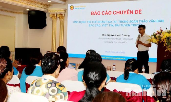 Giảng viên Trường Đại học Hồng Đức truyền đạt chuyên đề tại hội nghị.