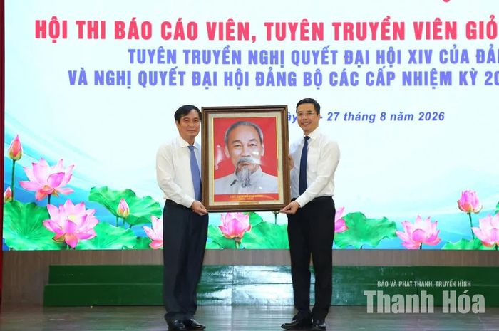 Phó Trưởng Ban Tuyên giáo Trung ương Phan Xuân Thủy tặng quà lưu niệm cho tỉnh Thanh Hóa.