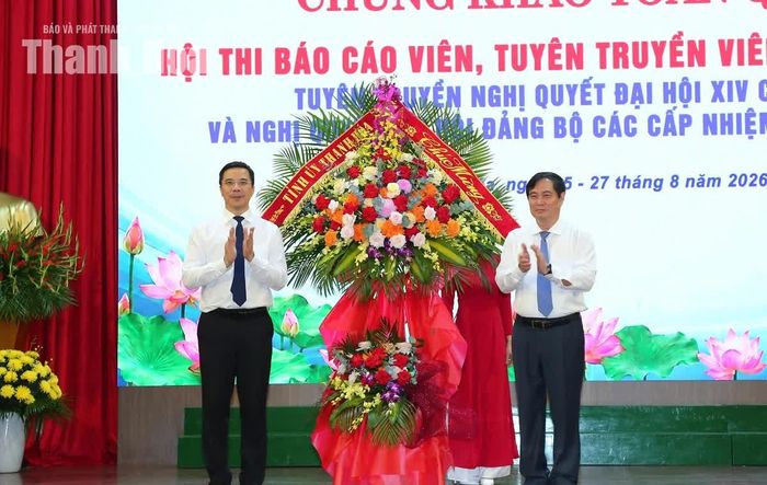 Phó Bí thư Thường trực Tỉnh ủy Nguyễn Hồng Phong tặng hoa cho Ban Tổ chức Hội thi.
