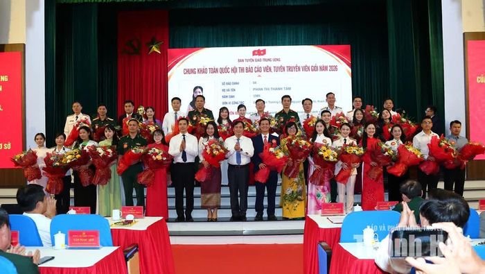 Phó Trưởng Ban Tuyên giáo Trung ương Phan Xuân Thủy và Phó Bí thư Thường trực Tỉnh ủy Nguyễn Hồng Phong tặng hoa cho các thí sinh.