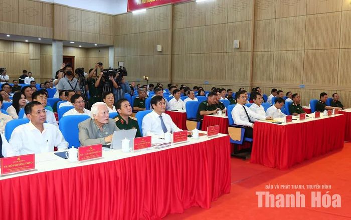 Các đại biểu dự lễ khai mạc.