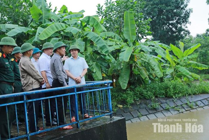 Bí thư Tỉnh ủy Lê Đức Thái kiểm tra công tác vận hành tiêu úng tại Trạm bơm tiêu Đồng Kha, xã Triệu Sơn.