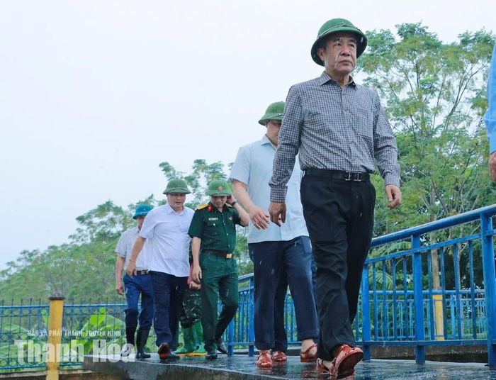 Bí thư Tỉnh ủy Lê Đức Thái kiểm tra tình hình ngập úng, tiêu thoát nước, bảo vệ sản xuất tại xã Triệu Sơn.