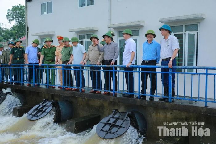 Bí thư Tỉnh ủy Lê Đức Thái trực tiếp kiểm tra công tác vận hành tiêu úng tại Trạm bơm tiêu Đồng Kha, xã Triệu Sơn.
