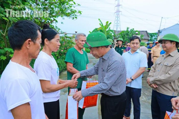 Bí thư Tỉnh ủy Lê Đức Thái tặng quà cho các gia đình bị thiệt hại do ngập úng.