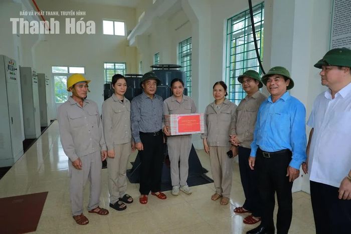 Bí thư Tỉnh ủy Lê Đức Thái tặng quà động viên công nhân Trạm bơm tiêu Đồng Kha.