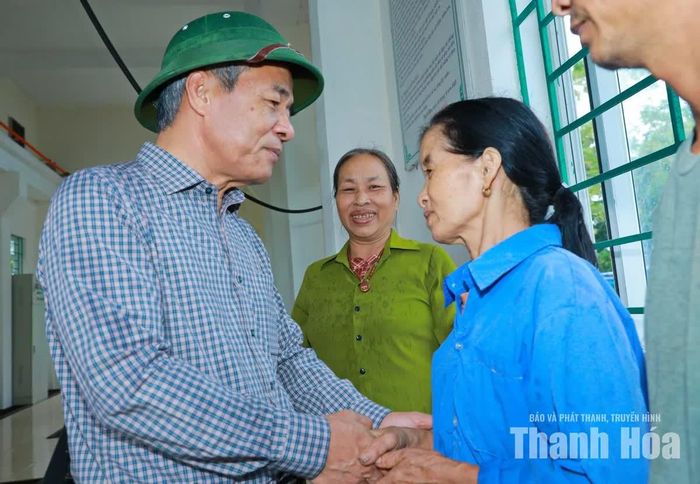 Bí thư Tỉnh ủy Lê Đức Thái chia sẻ với người dân xã Triệu Sơn có diện tích hoa màu bị ngập nước.