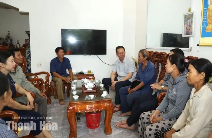 Phó Bí thư Tỉnh ủy Trịnh Tuấn Sinh thăm hỏi tình hình đời sống, động viên người dân thôn Tân Thành bị cô lập do lũ.
