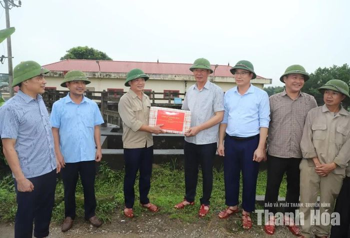 Phó Bí thư Tỉnh ủy Trịnh Tuấn Sinh tặng quà cho cán bộ, nhân viên Chi nhánh Thủy lợi Thạch Thành.