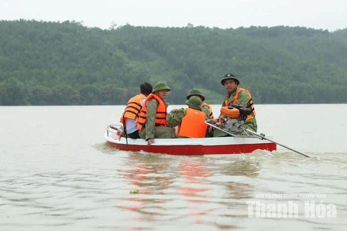 Đoàn công tác của tỉnh đến thăm hỏi đời sống người dân vùng lũ Vân Du.