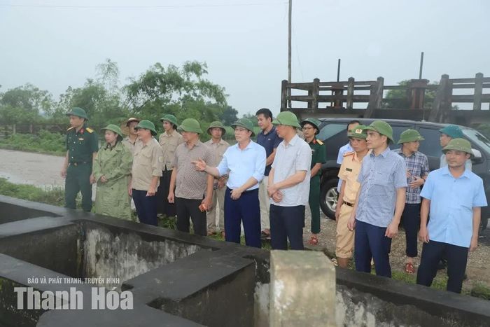 Phó Bí thư Tỉnh ủy Trịnh Tuấn Sinh kiểm tra thực tế công tác vận hành tiêu úng tại Trạm bơm tiêu Hón Sâm.
