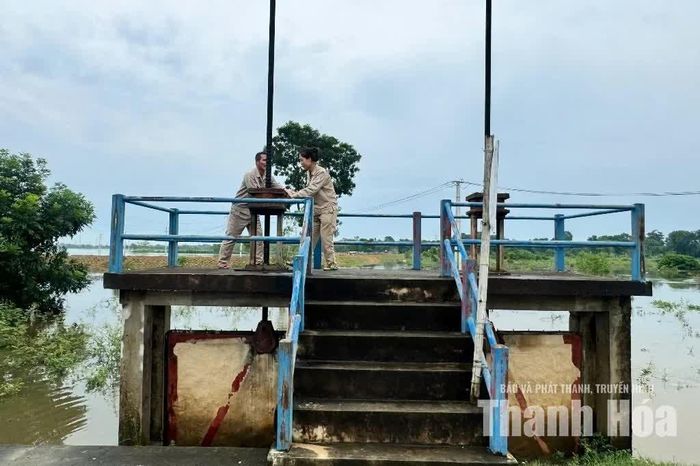 Cán bộ, công nhân Chi nhánh thủy lợi Thiệu Hóa, Triệu Sơn vận hành máy bơm tiêu úng.