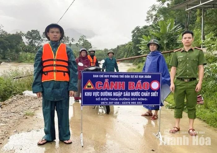 Các lực lượng xã Vạn Xuân tổ chức canh gác không cho người và phương tiện lưu thông qua khu vực ngập sâu.