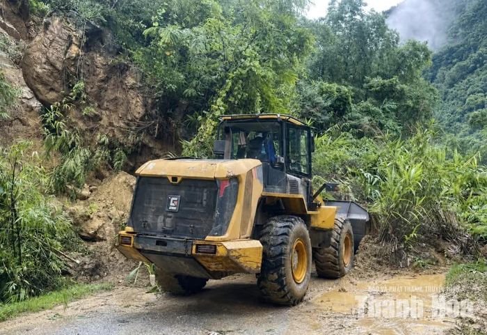 Đơn vị quản lý đường bộ huy động nhân lực, máy móc khắc phục sự cố sạt lở tại Km91+820 Quốc lộ 16.