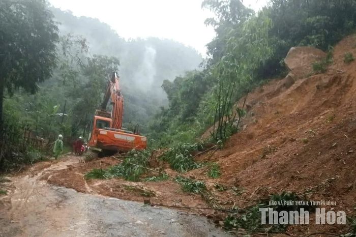 Đơn vị quản lý đường bộ huy động nhân lực, máy móc khắc phục sự cố sạt lở tại Km19+1150 đường tỉnh 530B.