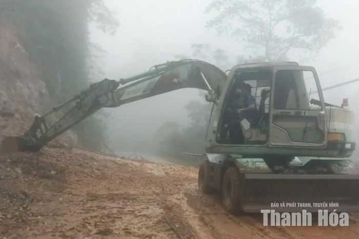 Đơn vị quản lý đường bộ huy động nhân lực, máy móc khắc phục sự cố sạt lở tại Km17+830 đường tỉnh 521C.