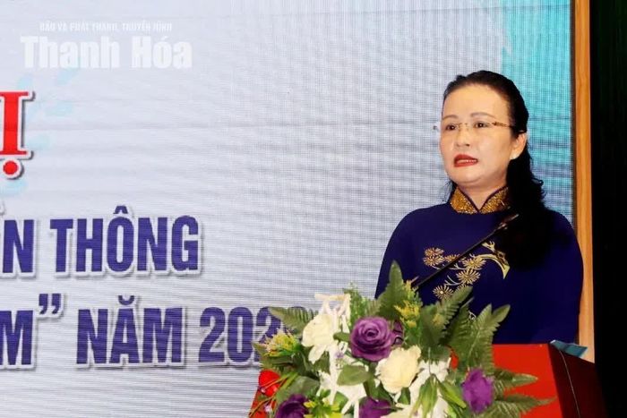 Chủ tịch Hội LHPN tỉnh Lương Thị Hạnh phát biểu khai mạc.