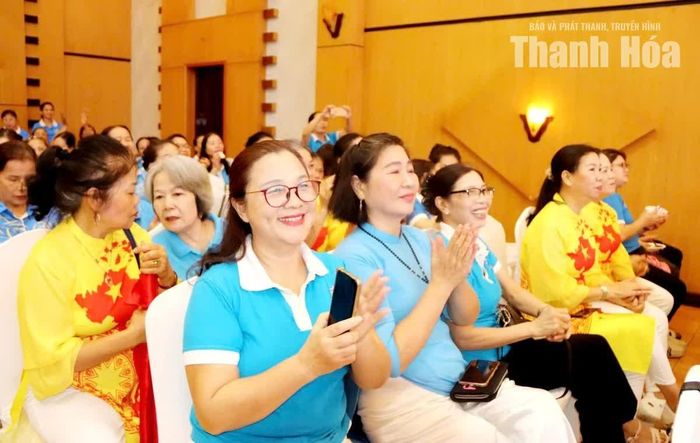 Hội viên cổ vũ cho các đội giao lưu.