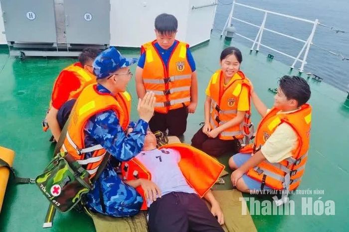 Các thành viên trong đội trải nghiệm trên tàu cảnh sát biển.
