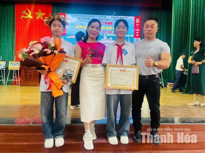 Linh Nhi (ngoài cùng, bên trái) và Linh Nga (đứng giữa) cùng gia đình trong cuộc thi cấp tỉnh.