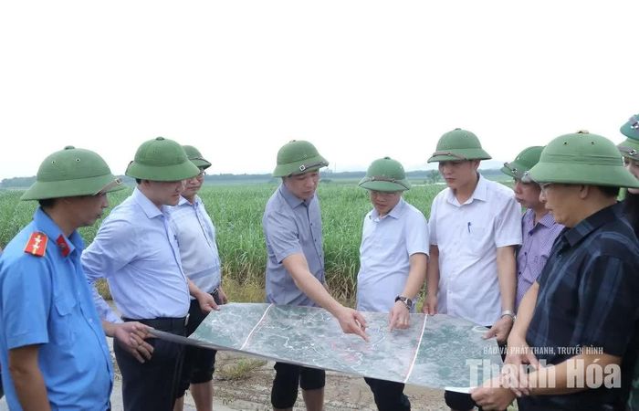Chủ tịch UBND tỉnh Tô Anh Dũng cùng đoàn công tác kiểm tra công tác bảo đảm an toàn công trình đê bao Thạch Định, xã Kim Tân.