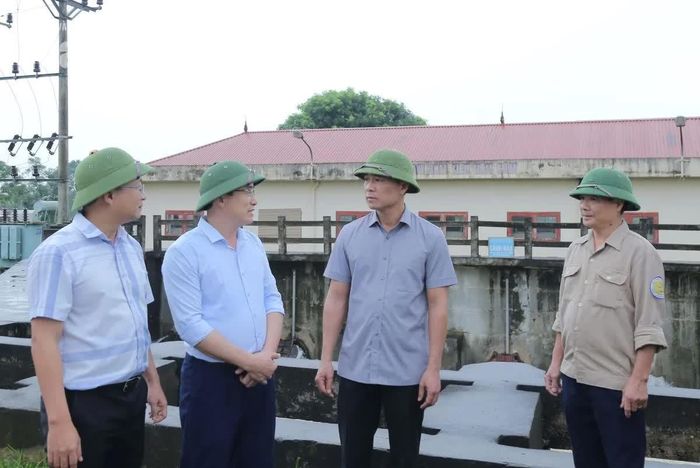 Chủ tịch UBND tỉnh Tô Anh Dũng kiểm tra, chỉ đạo công tác vận hành Trạm bơm tiêu Hón Sâm tại xã Thạch Bình.