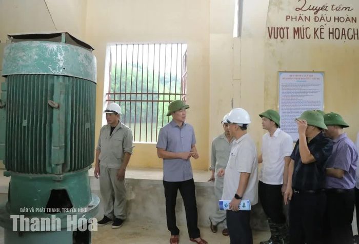 Chủ tịch UBND tỉnh Tô Anh Dũng kiểm tra, chỉ đạo công tác vận hành Trạm bơm tiêu Cầu Mư, xã Vĩnh Lộc.