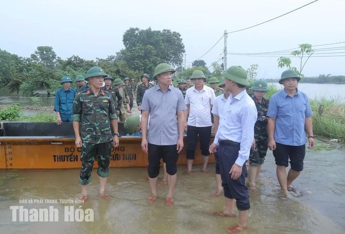 Chủ tịch UBND tỉnh Tô Anh Dũng cùng đoàn công tác kiểm tra công tác đảm bảo an toàn đối với các hộ bị ngập lụt tại thôn 5, xã Kim Tân.