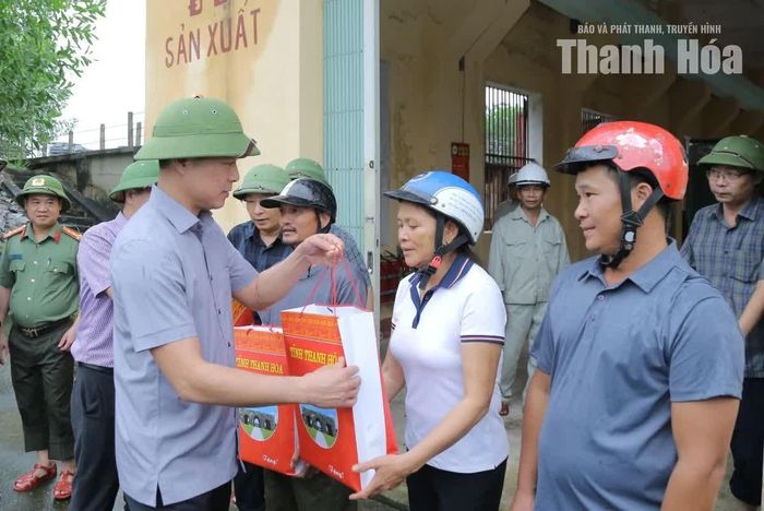 Chủ tịch UBND tỉnh tặng quà động viên lực lượng tham gia ứng phó với mưa bão và các hộ dân bị ảnh hưởng bởi mưa bão.
