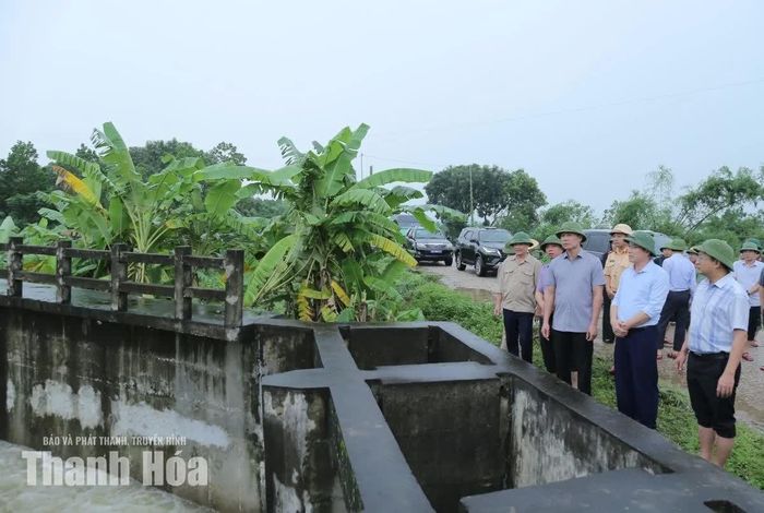 Chủ tịch UBND tỉnh Tô Anh Dũng kiểm tra công tác vận hành tiêu úng tại Trạm bơm Hón Sâm, xã Thạch Bình.
