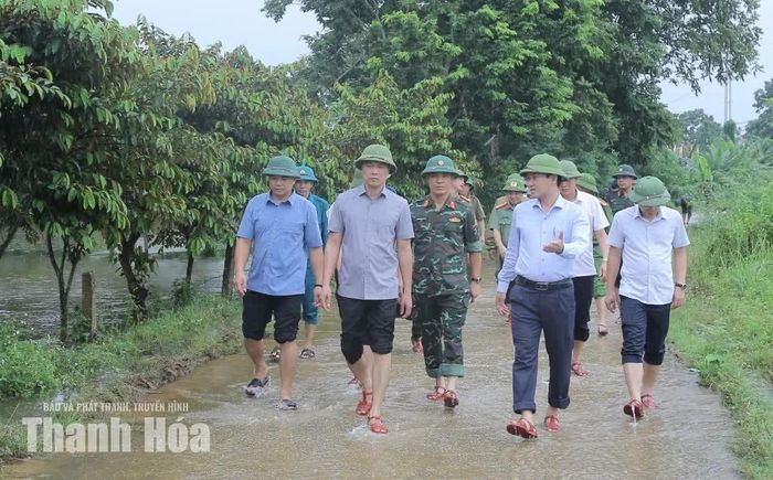 Chủ tịch UBND tỉnh Tô Anh Dũng cùng đoàn công tác kiểm tra công tác đảm bảo an toàn đối với các hộ bị ngập lụt tại thôn 5, xã Kim Tân.