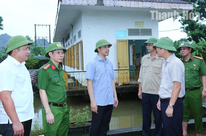Phó Bí thư Thường trực Tỉnh ủy Nguyễn Hồng Phong kiểm tra tình hình ngập úng và công tác vận hành tiêu úng, bảo vệ sản xuất tại Trạm bơm tiêu Đá Bàn, xã Trung Chính.