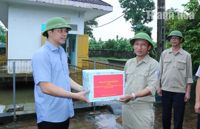 Phó Bí thư Thường trực Tỉnh ủy Nguyễn Hồng Phong tặng quà động viên công nhân Trạm bơm tiêu Đá Bàn.